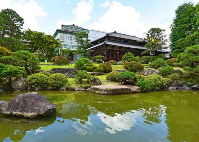 The beautiful Japanese gardens of Ganko Kameoka Rakurakusou.
